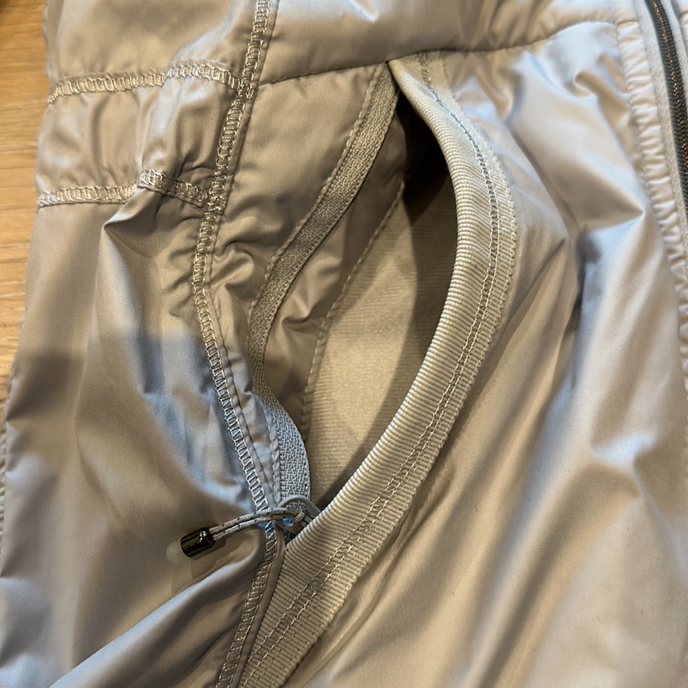 LIKE NEW LULULEMON Spring fling ruffled puffy windbreaker jacket size 4 - Picture 4 of 9
